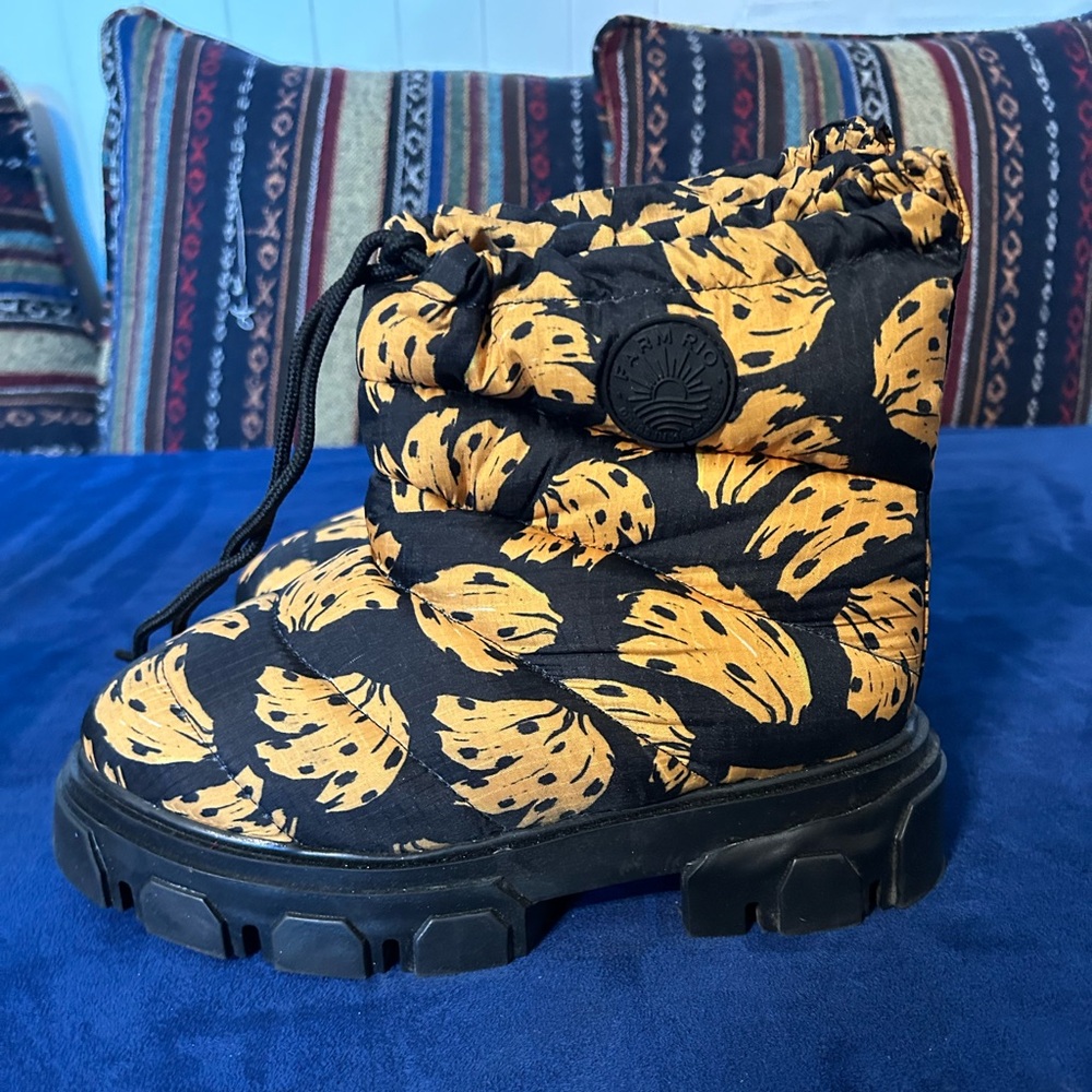 Very cute Farm Rio boots size 7.5